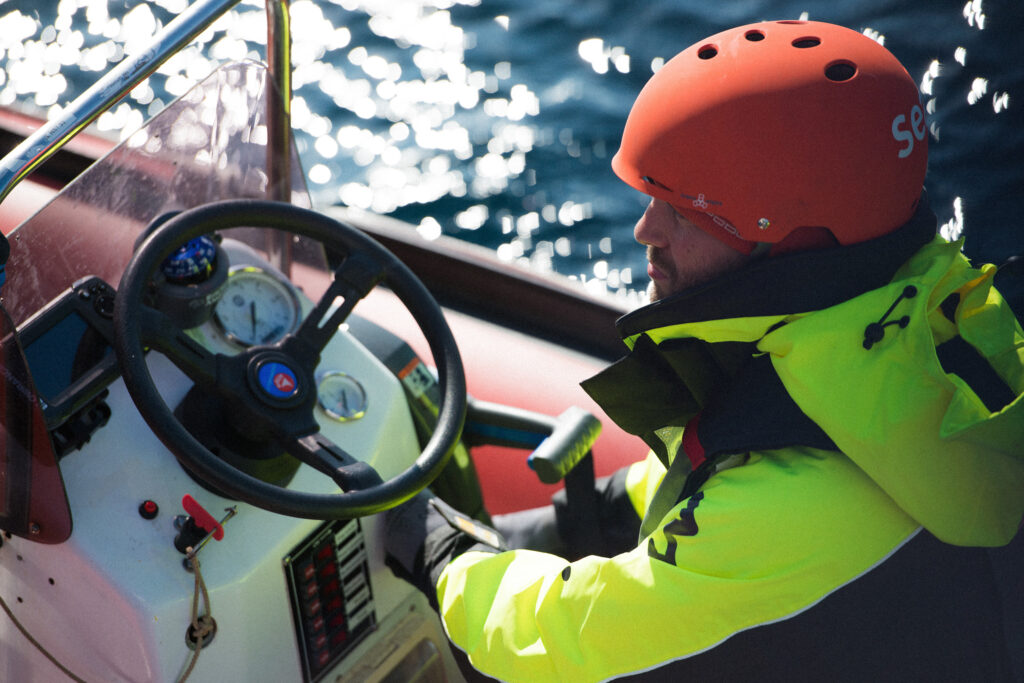Sea-Eye - Reportage 25 RHIB Fahrer im Schlauchboot
