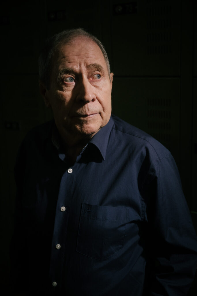 Mighty Dogs Schweinfurt – Eishockey Reportage Fotografie 3 Mann in dunkler Umgebung, nachdenklich. Mighty Dogs Icehockey Schweinfurt Reportage