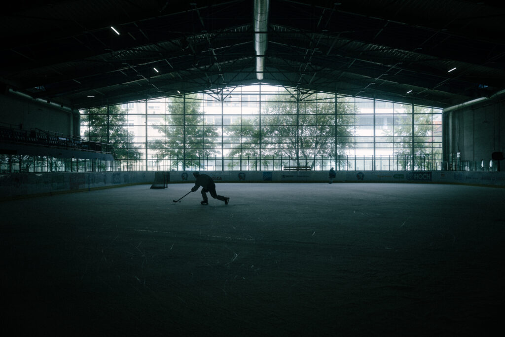 Mighty Dogs Schweinfurt – Eishockey Reportage Fotografie 6 Eishockeyspieler in dunkeler Halle Mighty Dogs Icehockey Schweinfurt Reportage