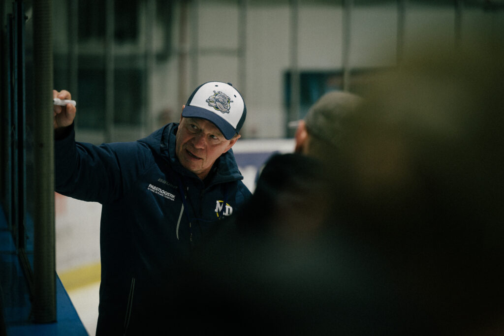 Mighty Dogs Schweinfurt – Eishockey Reportage Fotografie 10 Eishockeyspieler am Spielfeldrand Mighty Dogs Icehockey Schweinfurt Reportage