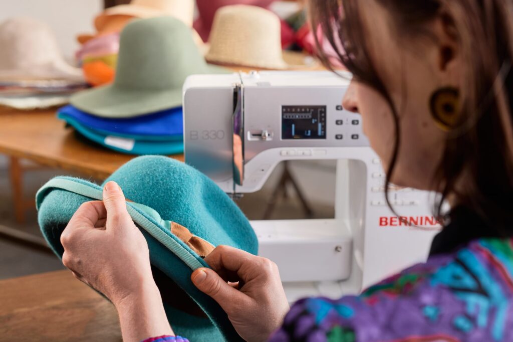 Bernina Nähmaschinen Produktfoto 4 Bernina Nähmaschine mit türkisem Hut
