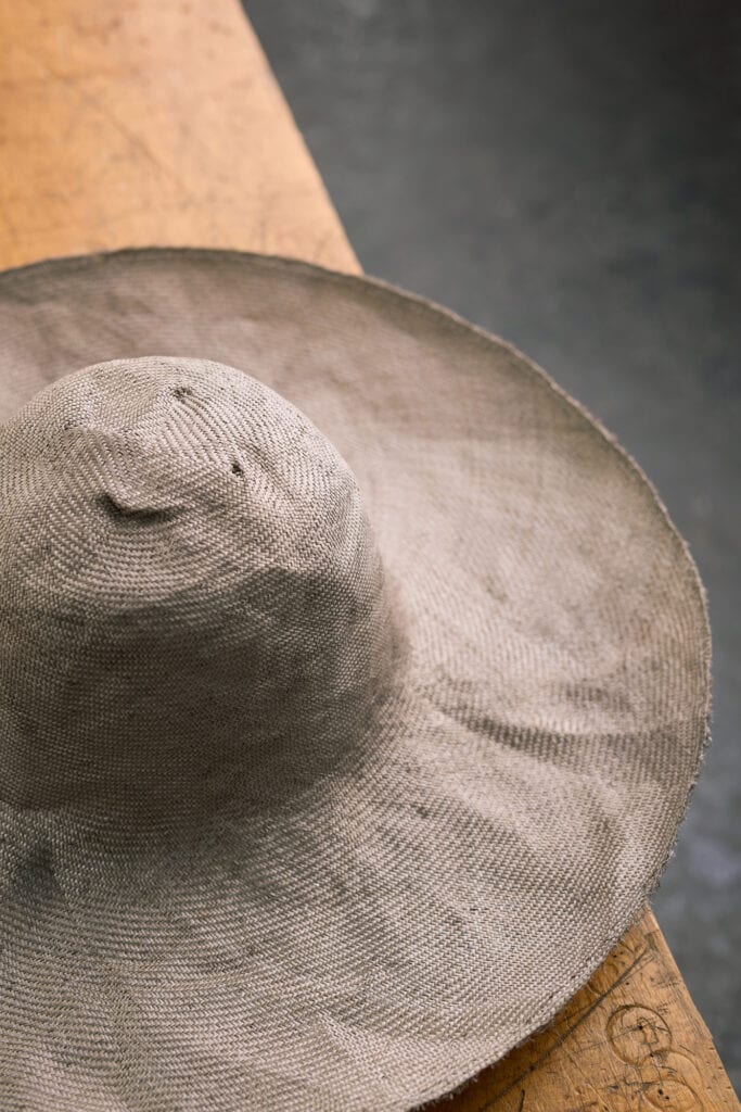 Bernina Nähmaschinen Produktfoto 9 Grauer Hut liegt auf Holztisch