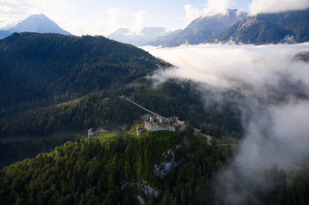 Emotionsbilder Lechtal18 Drohennfoto einer Burg im Lechtal mit Wolkenwand