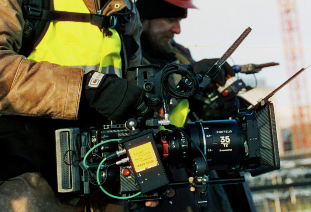 RED Filmkamera in Händen von Kameramann für Imagefilm Dreh Cinestill 800T Analogfoto