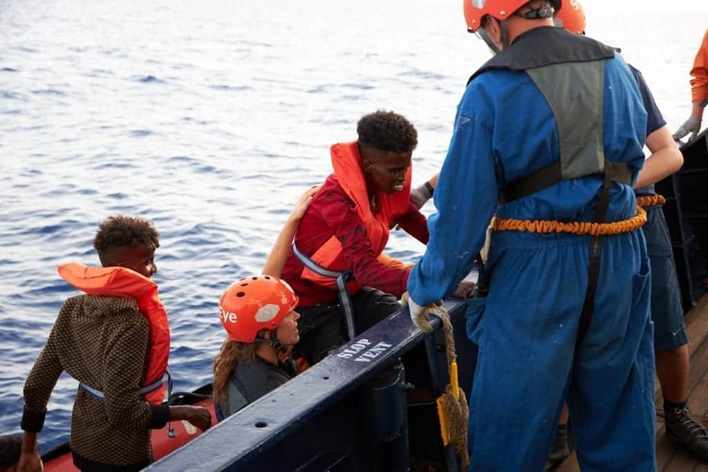 Die NGO Sea Eye rettet Flüchtlinge aus Seenot und zieht sie an Bord
